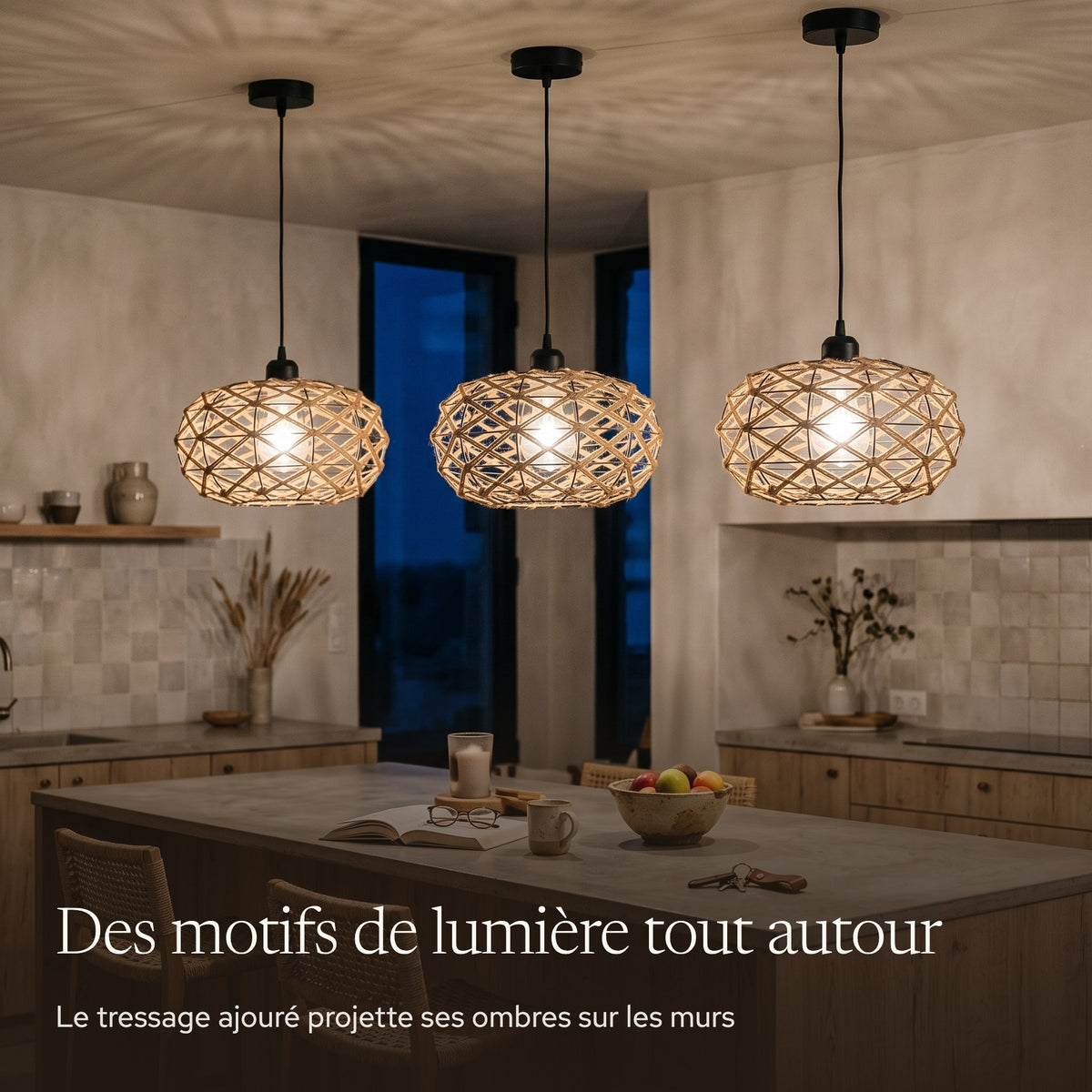 Suspension boule ajourée en corde tressée allumée le soir dans une cuisine bohème au-dessus d'un îlot