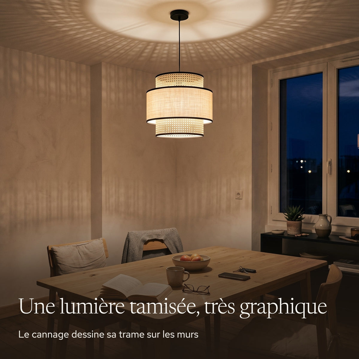 Suspension cannage et tissu à étages allumée le soir dans une salle à manger japandi